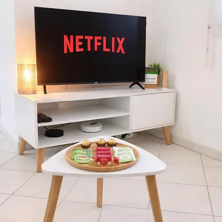 Adorable A 200m De La , Frais , Bien Equipe Et Proche Des Commodites Apartman