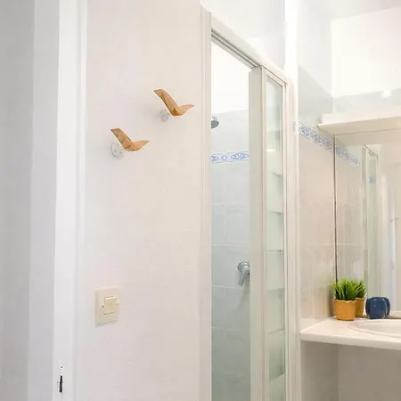 Adorable A 200m De La , Frais , Bien Equipe Et Proche Des Commodites Apartman *